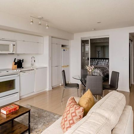 Stylish Downtown Lakeview Condo - One Free Parking تورونتو المظهر الخارجي الصورة