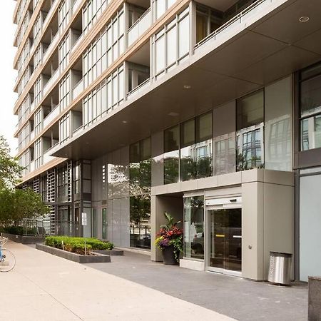 Stylish Downtown Lakeview Condo - One Free Parking تورونتو المظهر الخارجي الصورة