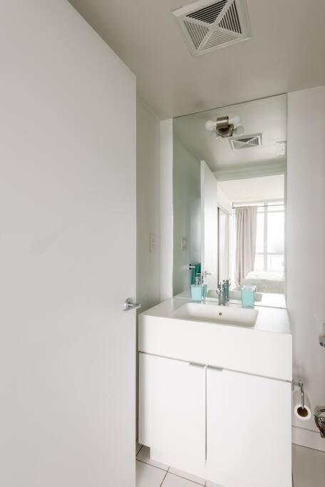 Stylish Downtown Lakeview Condo - One Free Parking تورونتو المظهر الخارجي الصورة