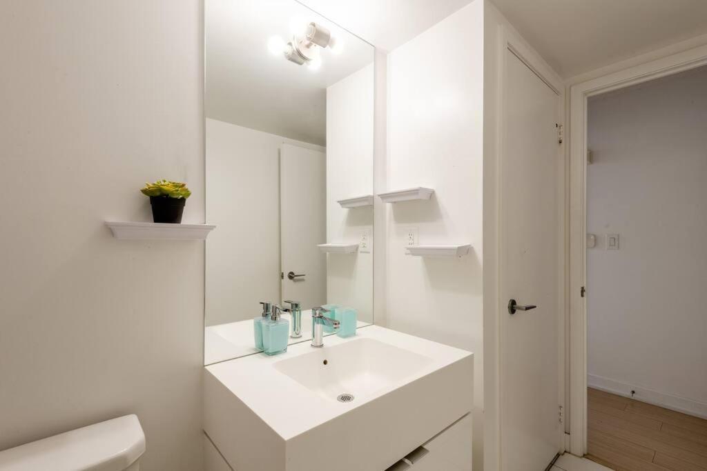 Stylish Downtown Lakeview Condo - One Free Parking تورونتو المظهر الخارجي الصورة
