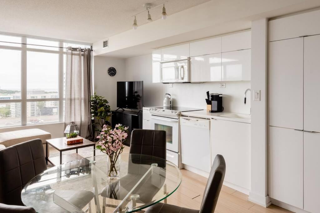 Stylish Downtown Lakeview Condo - One Free Parking تورونتو المظهر الخارجي الصورة