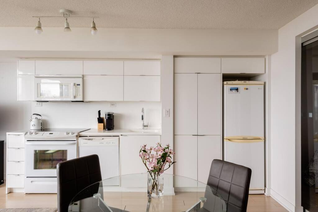 Stylish Downtown Lakeview Condo - One Free Parking تورونتو المظهر الخارجي الصورة
