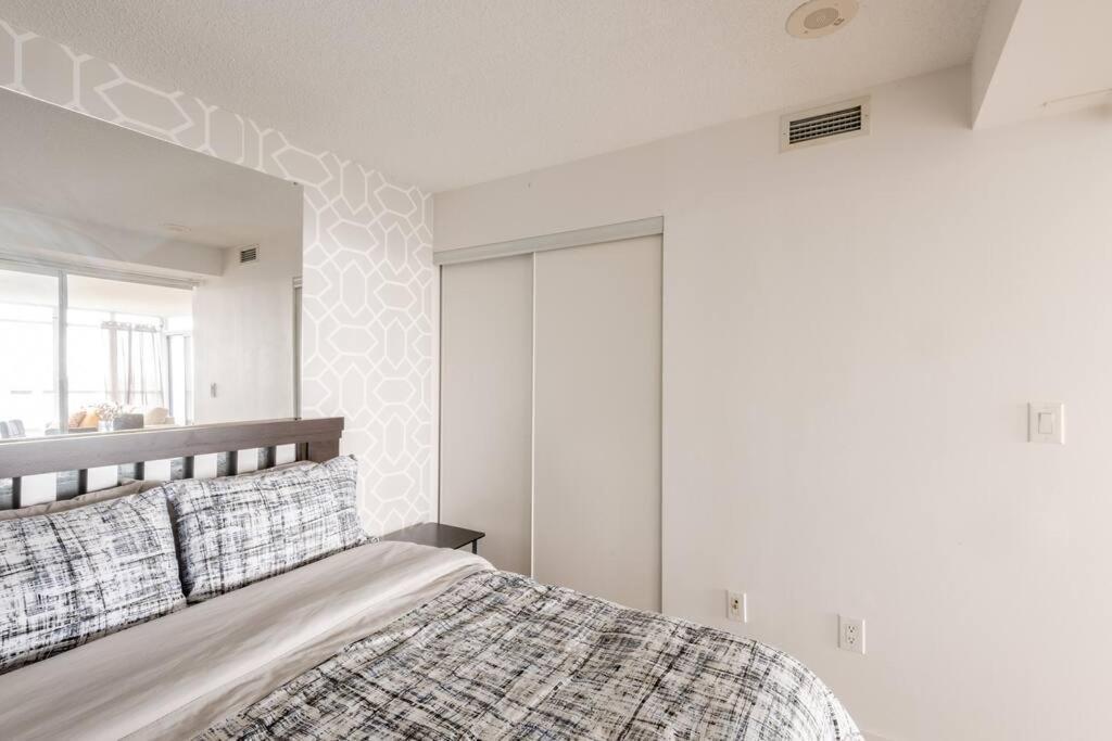 Stylish Downtown Lakeview Condo - One Free Parking تورونتو المظهر الخارجي الصورة
