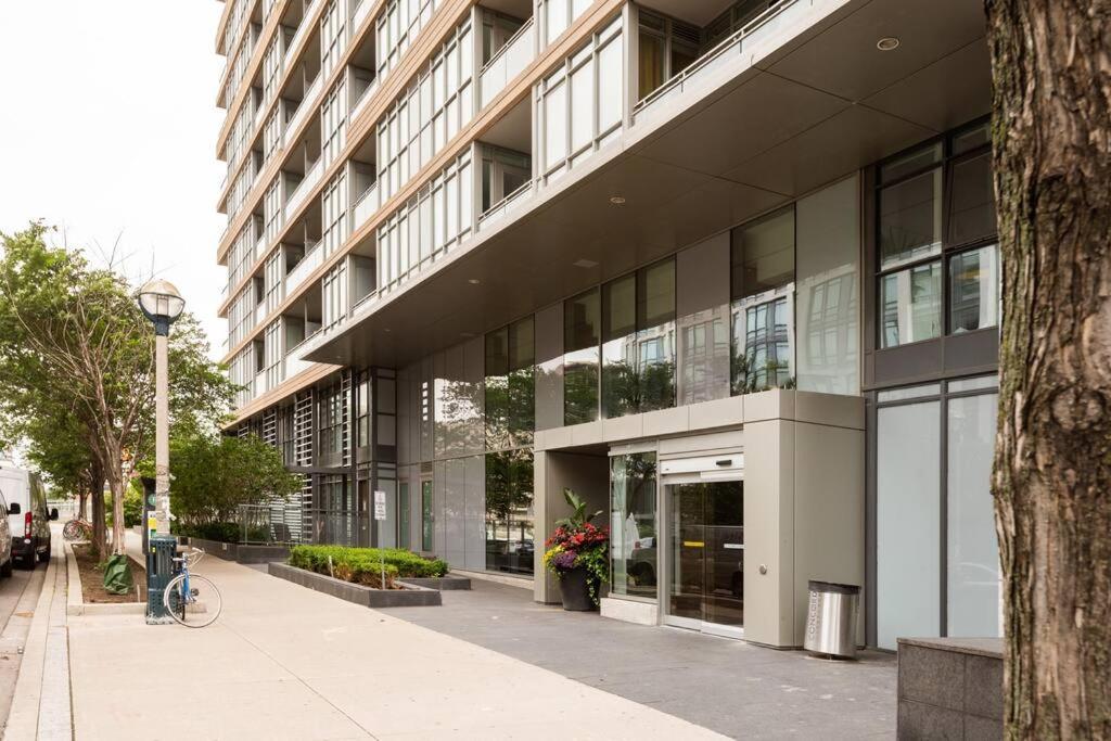 Stylish Downtown Lakeview Condo - One Free Parking تورونتو المظهر الخارجي الصورة