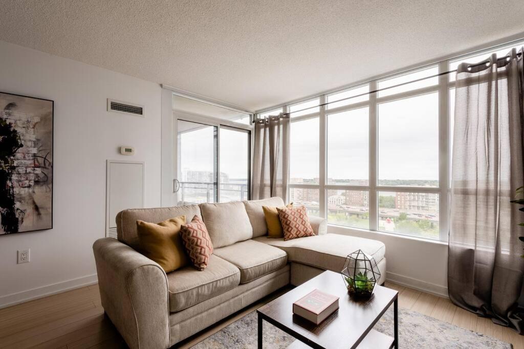 Stylish Downtown Lakeview Condo - One Free Parking تورونتو المظهر الخارجي الصورة