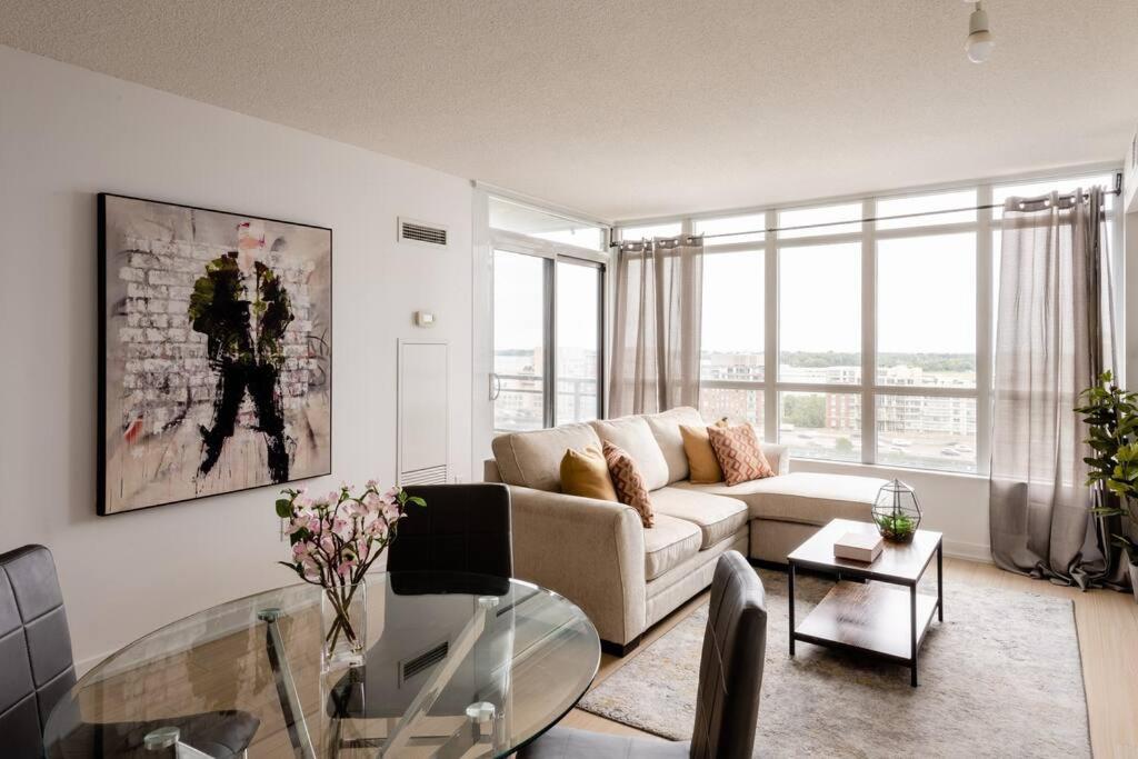 Stylish Downtown Lakeview Condo - One Free Parking تورونتو المظهر الخارجي الصورة