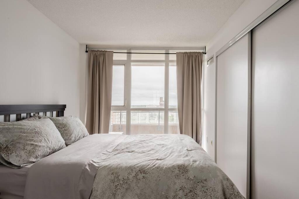 Stylish Downtown Lakeview Condo - One Free Parking تورونتو المظهر الخارجي الصورة