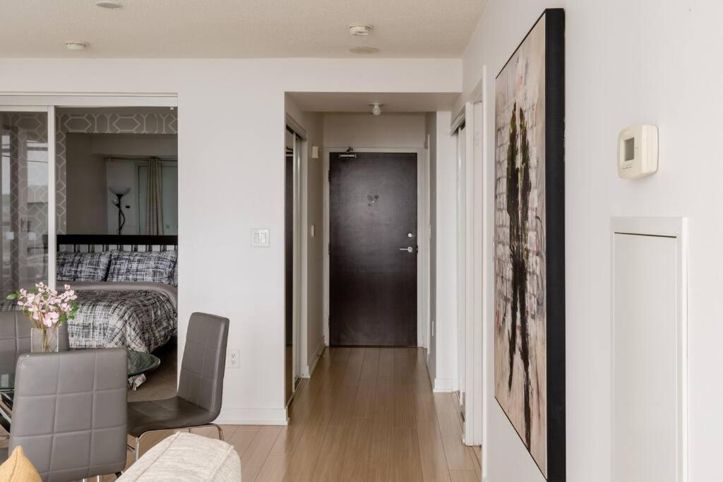 Stylish Downtown Lakeview Condo - One Free Parking تورونتو المظهر الخارجي الصورة