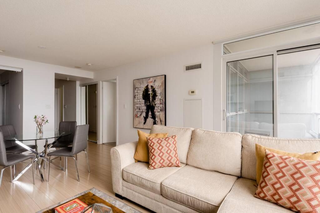 Stylish Downtown Lakeview Condo - One Free Parking تورونتو المظهر الخارجي الصورة