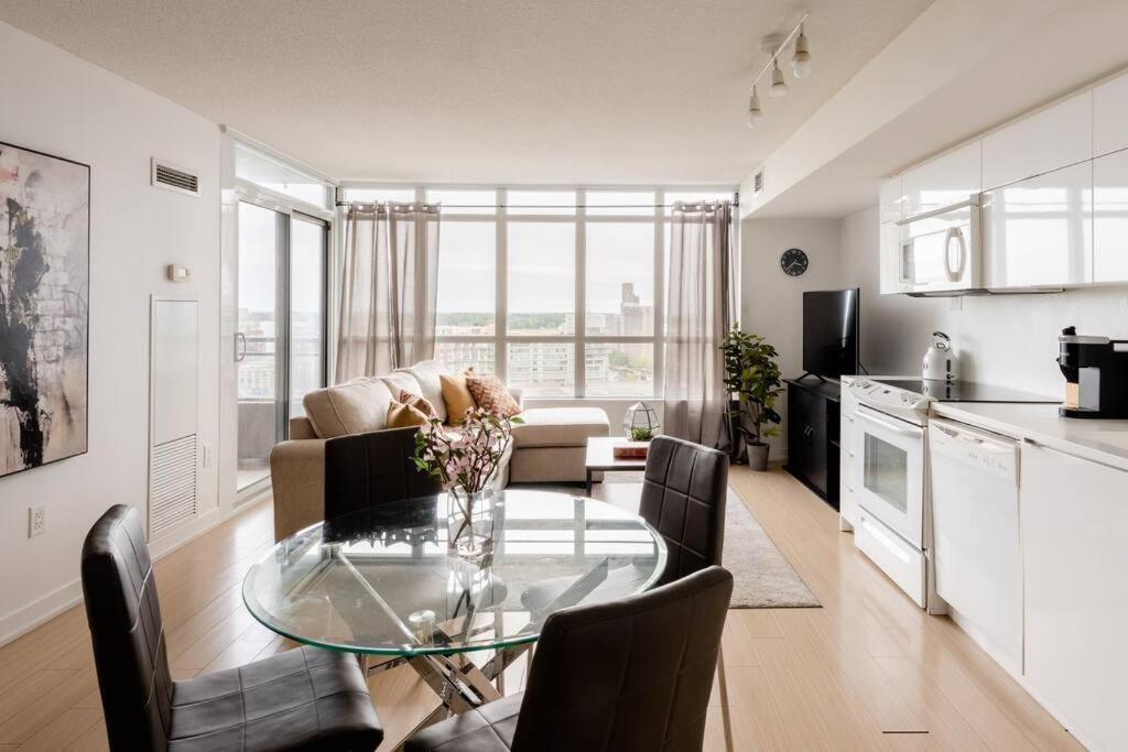 Stylish Downtown Lakeview Condo - One Free Parking تورونتو المظهر الخارجي الصورة