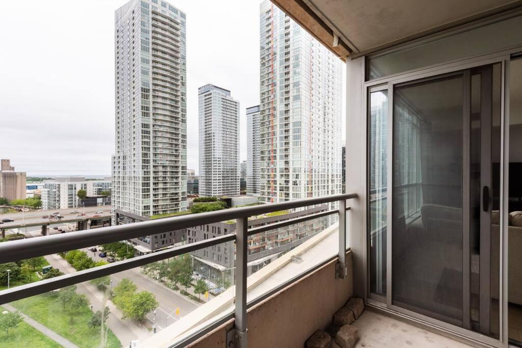 Stylish Downtown Lakeview Condo - One Free Parking تورونتو المظهر الخارجي الصورة