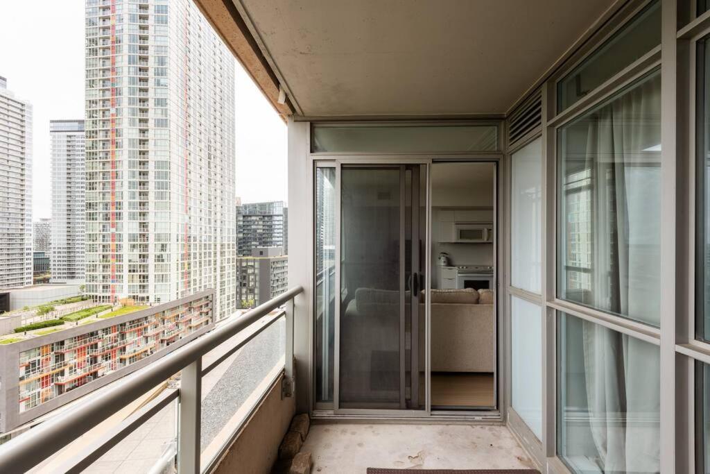 Stylish Downtown Lakeview Condo - One Free Parking تورونتو المظهر الخارجي الصورة