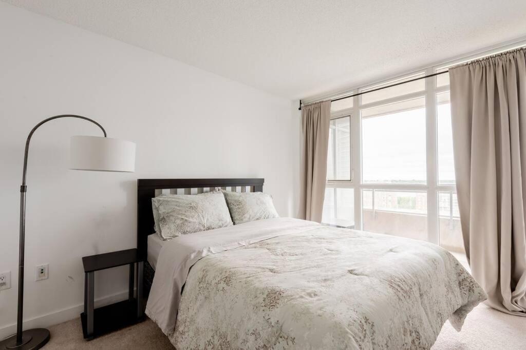 Stylish Downtown Lakeview Condo - One Free Parking تورونتو المظهر الخارجي الصورة