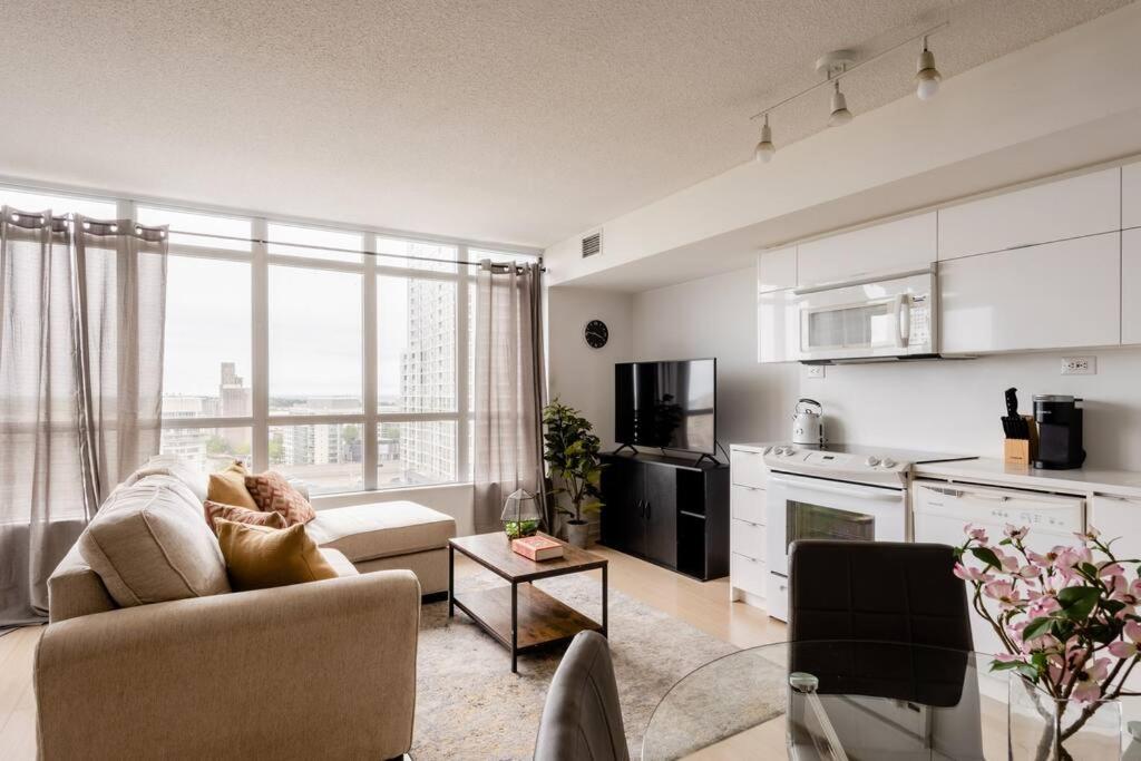Stylish Downtown Lakeview Condo - One Free Parking تورونتو المظهر الخارجي الصورة